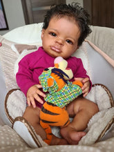 Laden Sie das Bild in den Galerie-Viewer, 20&quot; Biracial Reborn Baby Girl Soft Body Black Skin African American Reborn Baby Doll Realistic Newborn Baby Dolls
