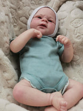 Carica l&#39;immagine nel visualizzatore di Gallery, Real Life Reborn Baby Dolls Elijah Soft Silicone Cloth Body Realistic Newborn Baby Doll Birthday Gift
