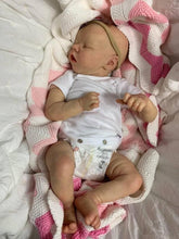 Load image into Gallery viewer, 18 Inch Real Life Size Reborn Baby Dolls Silicone Lifelike Reborn Baby Girl Realistic Newborn Baby Dolls
