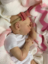 Carregar imagem no visualizador da galeria, 18 Inch Real Life Size Reborn Baby Dolls Silicone Lifelike Reborn Baby Girl Realistic Newborn Baby Dolls
