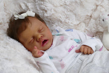 Carregar imagem no visualizador da galeria, Handmade Reborn Baby Doll 18&quot; Silicone Lifelike Baby Girl
