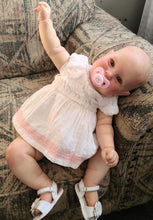 Laden Sie das Bild in den Galerie-Viewer, Smiling Maddie Soft Silicone Simulation 20&quot; Reborn Baby Doll Girl
