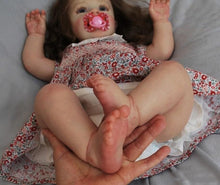 Laden Sie das Bild in den Galerie-Viewer, Lovely Reborn Toddler Newborn Baby Doll Girl Weighted Cloth Body 24 Inch Soft Silicone Cuddly Lifelike Reborn Baby Dolls Gift for Kids
