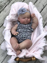 Cargar imagen en el visor de la galería, Cuddly Weighted Reborn Baby Doll Soft Silicone Baby Doll Toddler Reborn Girl
