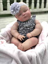 Cargar imagen en el visor de la galería, Cuddly Weighted Reborn Baby Doll Soft Silicone Baby Doll Toddler Reborn Girl
