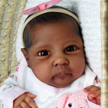 Laden Sie das Bild in den Galerie-Viewer, 20&quot; Biracial Reborn Baby Black Skin Girl Soft Body African American Reborn Baby Doll Realistic Newborn Baby Dolls
