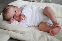 Carregar imagem no visualizador da galeria, Weighted Cloth Body 23 Inches Reborn Toddler Doll Realistic Newborn Baby Doll Boy Silicone Muneca Reborn
