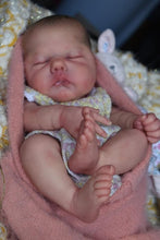 Laden Sie das Bild in den Galerie-Viewer, 19 Inch Silicone Simulation Real Life Reborn Baby Dolls Lifelike Newborn Baby Doll Realistic Reborn Toddler
